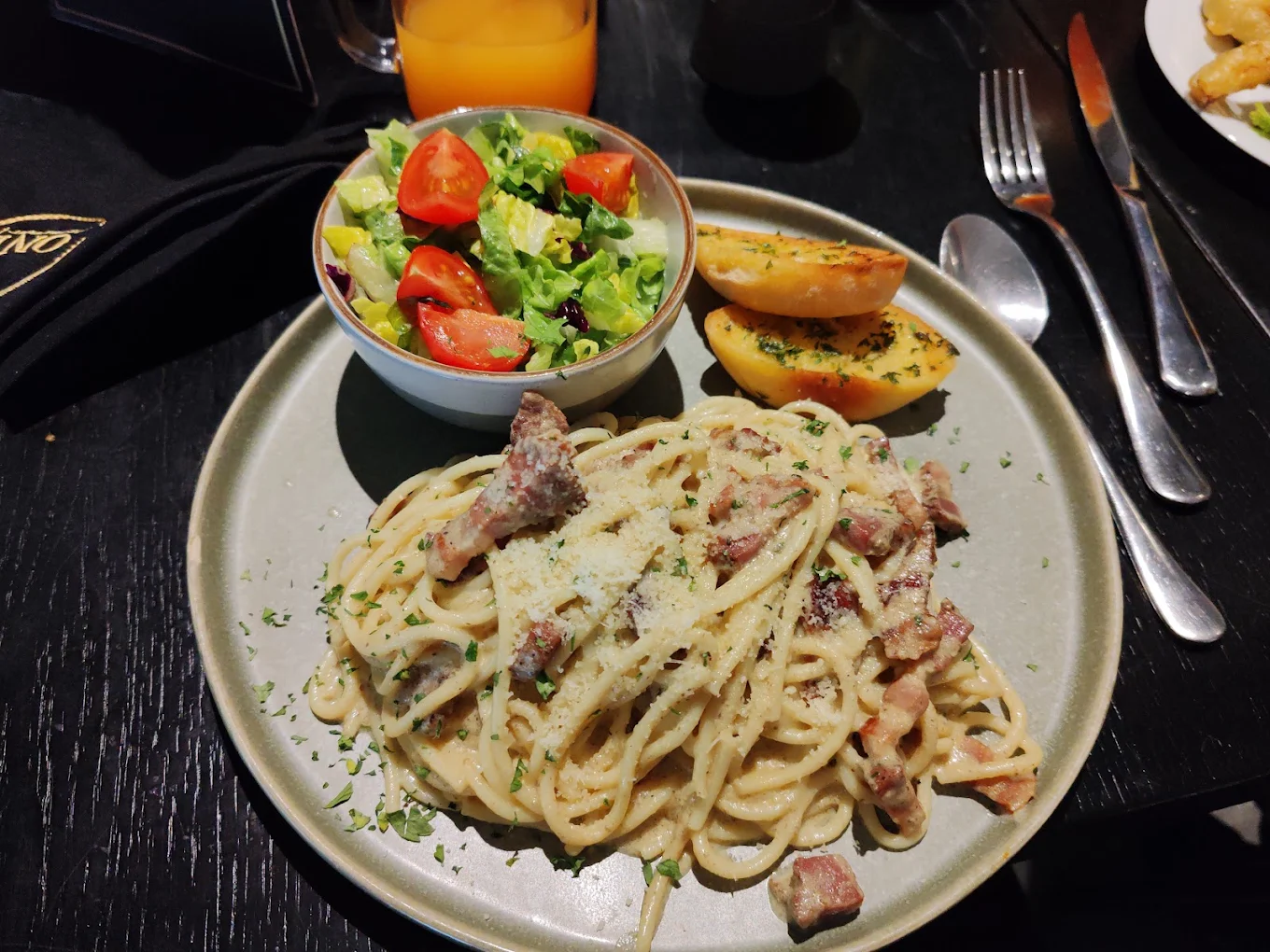 Creamy chicken pasta plate